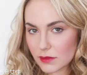 腮紅和口紅如何搭配？色彩不要太多