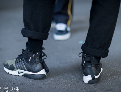 運(yùn)動(dòng)鞋鞋底變硬怎么辦？放太久或者已老化