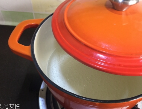 琺瑯鍋和玻璃鍋哪個(gè)好？附上用琺瑯鍋燒菜過(guò)程