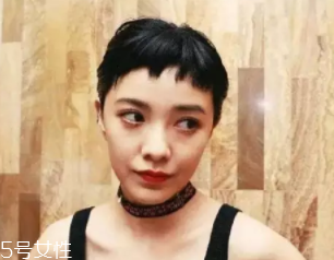 方形臉適合什么發(fā)型？卷曲長(zhǎng)發(fā)柔和臉部輪廓
