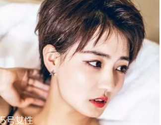方形臉適合什么發(fā)型？卷曲長(zhǎng)發(fā)柔和臉部輪廓