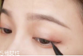 眼線畫(huà)歪了怎么辦？干脆暈成煙熏妝