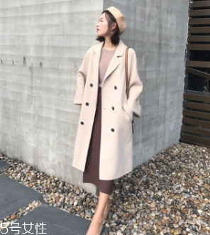 白領(lǐng)女性赴約穿什么好？長款氣質(zhì)大衣有格調(diào)和氣質(zhì)