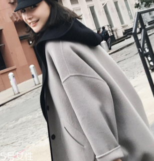 白領(lǐng)女性赴約穿什么好？長款氣質(zhì)大衣有格調(diào)和氣質(zhì)