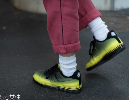 運動鞋不跟腳怎么辦？找準原因?qū)ΠY下藥