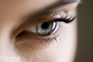冬天用什么眼霜？抗皺眼霜對抗干燥肌