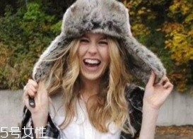戴什么帽子顯臉?。繉掗苊弊屇樋雌饋硇?></p><p>爵士帽：爵士帽寬大的帽檐給人帶來中性風，不過在選擇爵士帽的時候切記不要選擇帽檐過寬的，因為不但會顯得過于夸張，而且冬天的風一吹，帽子很容易就被掀起來，場面很是尷尬。</p><p style=