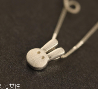 2018情人節(jié)戴什么東西好看？用精巧飾品讓他向你靠近