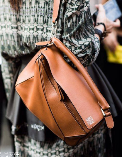 loewe是幾線品牌？時尚界的it bag