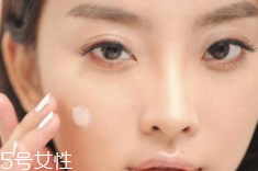 BB霜卡粉怎么辦？妝前敷面膜預(yù)防卡粉