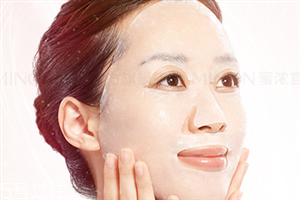 面膜敷多長(zhǎng)時(shí)間為好？干燥的肌膚及時(shí)補(bǔ)水