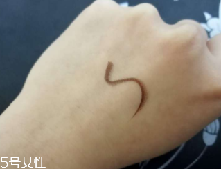 kiss me眼線筆怎么卸？卸妝水直接擦拭即可