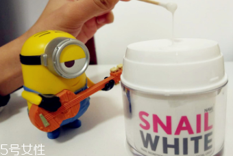 snail white蝸牛霜怎么打開(kāi)？輕輕一按即有乳液滲出