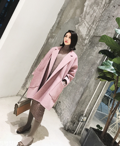粉色外套怎么搭配？粉嫩少女系穿搭