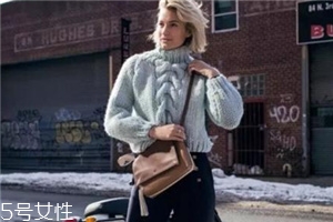 闊腿褲搭配什么毛衣？這個(gè)春天這樣穿