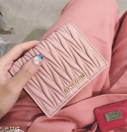 miumiu是什么旗下的？明星偏偏鐘愛它
