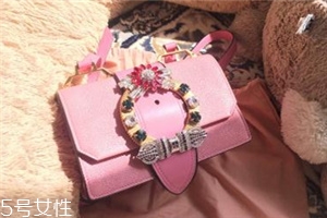 miumiu是什么旗下的？明星偏偏鐘愛它