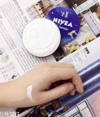 妮維雅小藍(lán)罐很油嗎？清爽不油膩