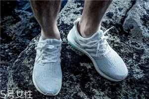 運動鞋夾腳怎么辦？巧妙利用濕報紙