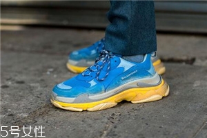 運(yùn)動鞋里面磨破怎么辦？找有經(jīng)驗(yàn)的鞋匠修補(bǔ)