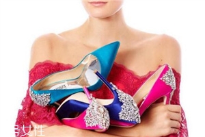 badgley mischka鞋子偏大嗎？時(shí)尚與奢華并存的紅毯戰(zhàn)靴