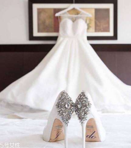 badgley mischka鞋子偏大嗎？時(shí)尚與奢華并存的紅毯戰(zhàn)靴