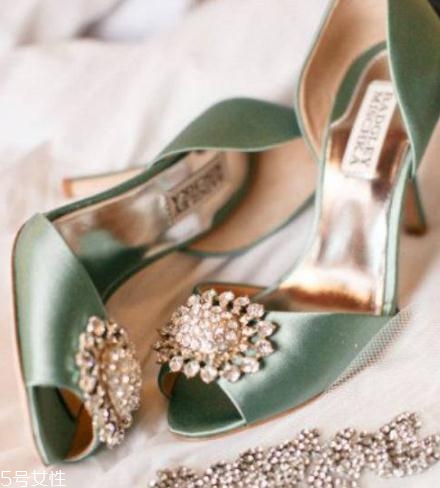 badgley mischka鞋子偏大嗎？時(shí)尚與奢華并存的紅毯戰(zhàn)靴