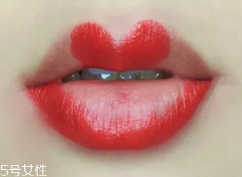絲絨口紅和啞光哪個(gè)好？正式場(chǎng)合用啞光
