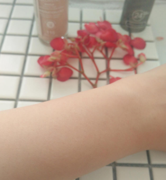 露華濃粉底液遮瑕效果好嗎？效果一般