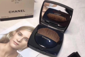 Chanel香奈兒柔光蜜粉餅好用嗎？春夏妝容救星