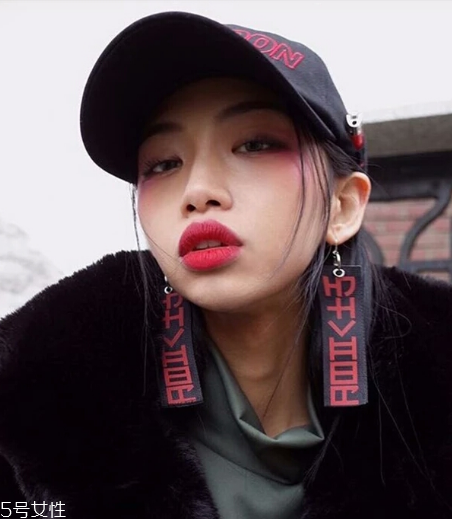 女生怎么穿有個(gè)性？做個(gè)性感又迷人的酷girl