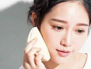 粉底液怎么涂不浮粉？指腹按壓避免脫妝