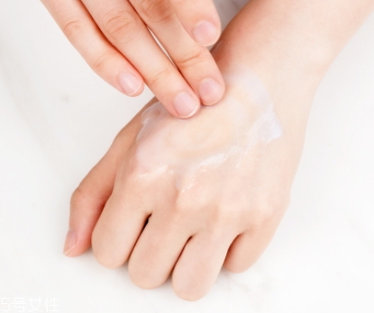 乳液可以抹頭發(fā)嗎？乳液可以防止頭發(fā)分叉
