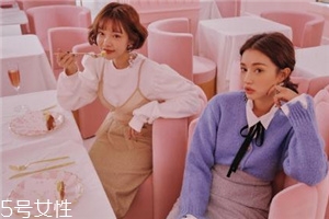 紫色針織衫怎么搭配？開春穿出浪漫甜美氣息