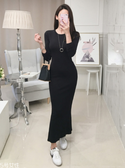 黑色針織連衣裙配什么鞋子？微胖女生也能駕馭