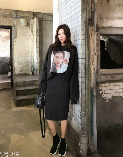 黑色針織裙配什么上衣好看？小女人溫柔氣質(zhì)盡顯