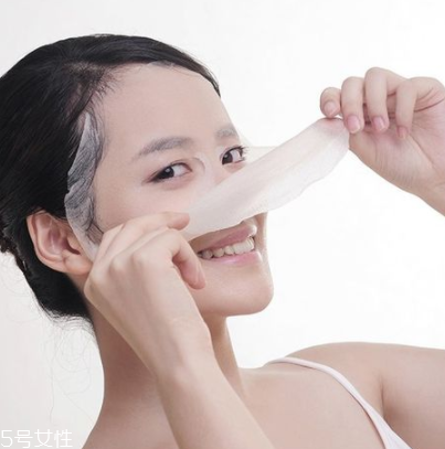 敷完面膜不洗臉會怎么樣？粉刺悶痘毛孔堵塞