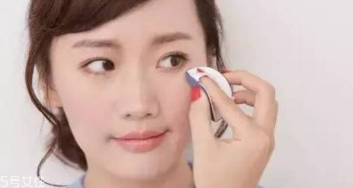 氣墊卡粉浮粉怎么辦？上妝方式換一換