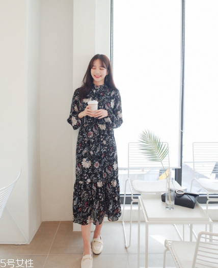 碎花連衣裙搭配什么鞋子？玩轉(zhuǎn)復(fù)古甜美