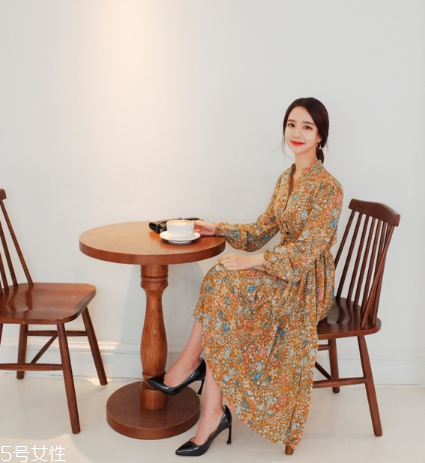 碎花連衣裙搭配什么鞋子？玩轉(zhuǎn)復(fù)古甜美