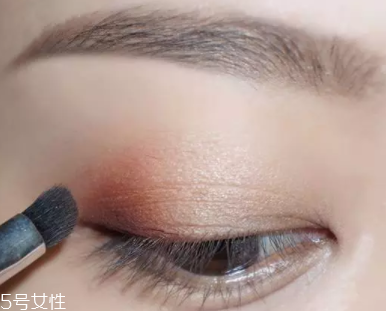 棕色眼影怎么畫好看？作為最后的暈染色