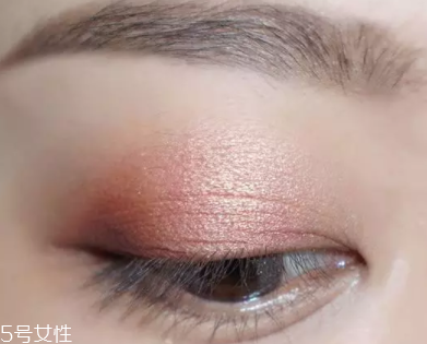 棕色眼影怎么畫好看？作為最后的暈染色