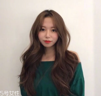 臉大適合什么發(fā)型？微卷波波頭是大臉福音