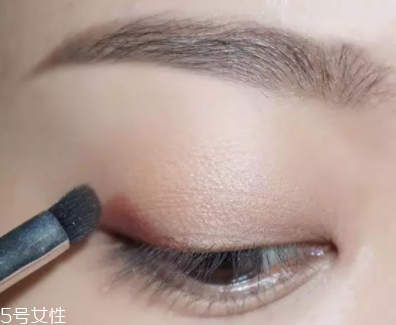 棕色眼影怎么畫好看？作為最后的暈染色