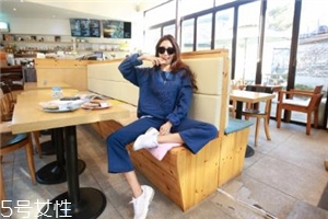 運(yùn)動(dòng)套裝怎么搭配？假日出游也要時(shí)髦