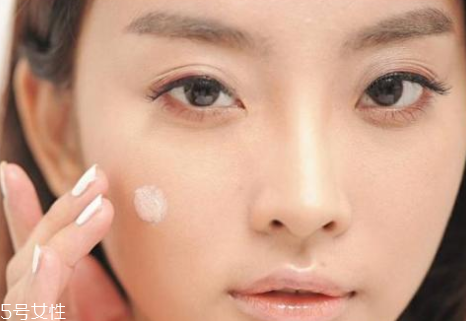 妝前乳用手還是海綿？水潤質(zhì)地用手