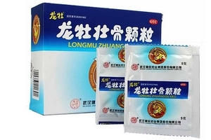 龍牡壯骨顆?？梢院湍谭垡黄鸷葐幔?></p><h3>龍牡壯骨顆?？梢蚤L(zhǎng)期服用嗎</h3><p>龍牡壯骨顆粒 (武漢健民藥業(yè)集團(tuán)股份有限公司生產(chǎn)
)功效為強(qiáng)筋壯骨、和胃健脾。它是中西藥復(fù)方制劑，中藥成份是經(jīng)典名方龍骨牡蠣湯和參苓白術(shù)散加減化裁而來，有調(diào)理脾胃促進(jìn)寶寶食欲消化的作用，西藥補(bǔ)鈣補(bǔ)充維生素D，維生素D是幫助鈣吸收的，能治
療和預(yù)防佝僂病、軟骨病，對(duì)寶寶多汗、夜驚、食欲不振、消化不良、發(fā)育遲緩等癥也有治療作用。龍牡壯骨顆粒除了補(bǔ)鈣能改善寶寶缺鈣盜汗外，中藥成份龍骨、
牡蠣、龜甲也有鎮(zhèn)驚安神、收斂止汗的作用，適合夜驚、夜啼、睡眠不安的寶寶服用。</p><p>對(duì)于曾有傳言對(duì)龍牡壯骨顆粒的安全性提出懷疑，龍牡壯骨顆粒曾委托國(guó)家檢驗(yàn)檢疫部門對(duì)其重金屬含量做過測(cè)定，經(jīng)湖北出入境檢驗(yàn)檢疫局未檢出重金屬鉛的含量。因此，龍牡壯骨顆粒是不含重金屬的。龍牡壯骨顆粒上市銷售20多年來，累計(jì)銷售過百億袋，無一例不良反應(yīng)，是首批國(guó)家一級(jí)中藥保護(hù)品種(目前全國(guó)一級(jí)中藥保護(hù)品種僅12個(gè))，同時(shí)被國(guó)家藥典2000版和2005版收載(能被國(guó)家藥典收載的藥物都是經(jīng)典有效的)，毒副作用報(bào)道，可長(zhǎng)期服用。</p><p style=