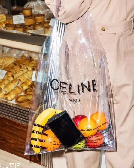 celine塑料袋多少錢(qián)？被代購(gòu)炒翻天塑料包