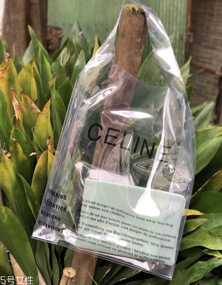 celine塑料袋多少錢(qián)？被代購(gòu)炒翻天塑料包