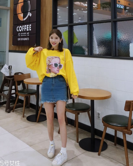 衛(wèi)衣搭配什么裙子好看？春日少女范兒盡顯